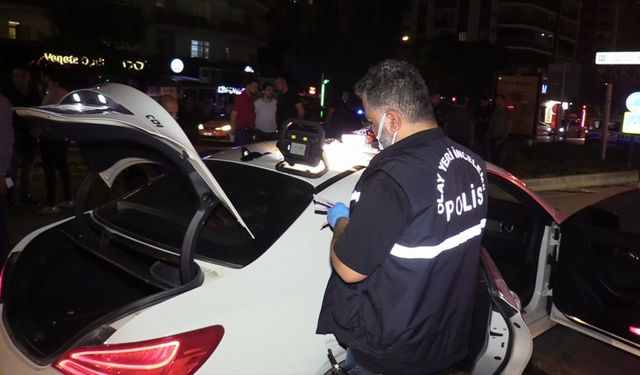 Adana'da çaldıkları otomobille kaçarken polise ateş eden 2 zanlı kovalamaca sonucu yakalandı