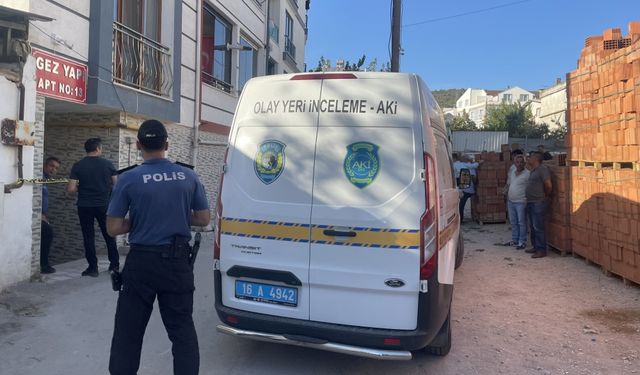 Bursa'da bıçakla halasını öldürüp babaannesini yaraladığı iddia edilen kişi kaçtı