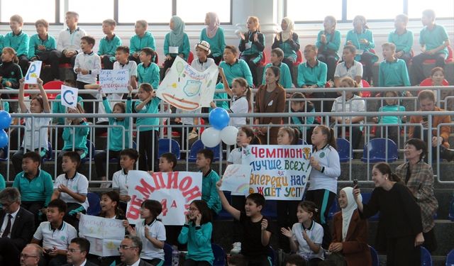 Kırgızistan'da Maarif Eğitim Kompleksi'nde kapalı spor salonu kuruldu