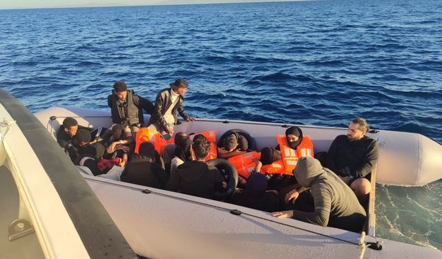 Kuşadası açıklarında geri itilen 48 düzensiz göçmen kurtarıldı