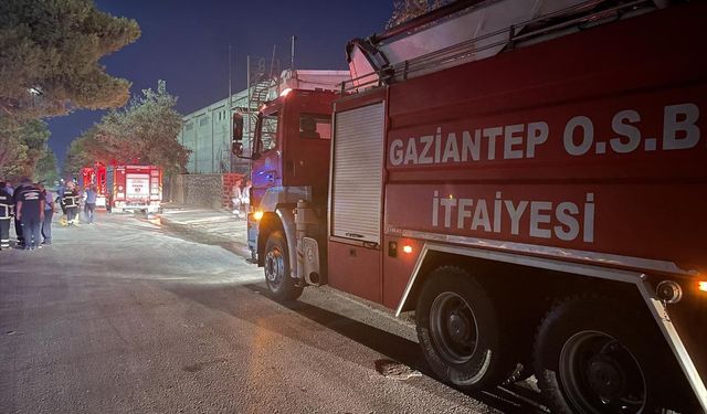 Trabzon'da alışveriş merkezinin dış cephesinde yangın çıktı