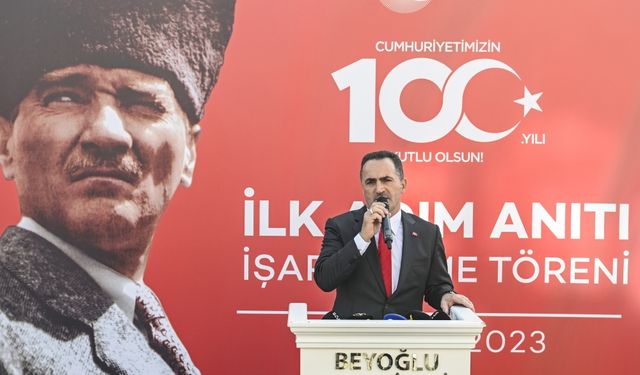 Beyoğlu Karaköy Rıhtımı'na Cumhuriyet'in 100. yılı dolayısıyla "İlk Adım Anıtı" yerleştirildi