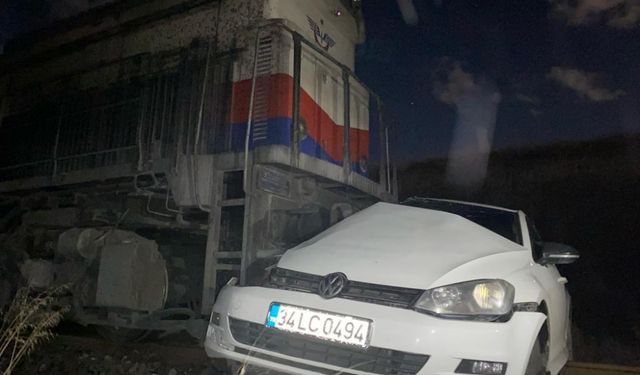 Diyarbakır'da hemzenin geçitte trenin çarptığı otomobildeki 5 kişi yaralandı