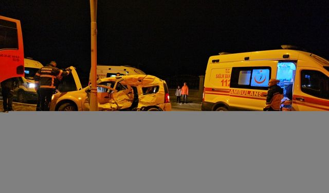 Erzincan'da kamyon ve otomobilin çarpıştığı kazada 2 kişi öldü, 4 kişi yaralandı