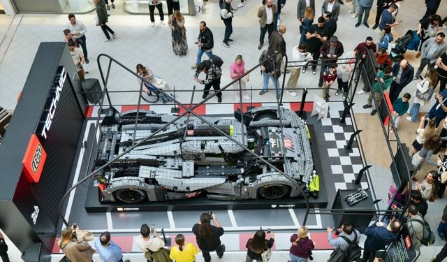Lego Technic Peugeot 9x8 24h Le Mans Hybrid Hypercar, Akasya'da vitrine çıktı