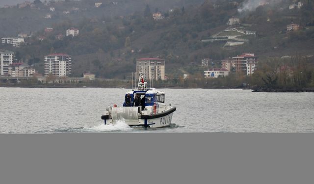 Trabzon'daki fırtınada dalgalara kapılan 2 lise öğrencisini arama çalışmaları sürüyor
