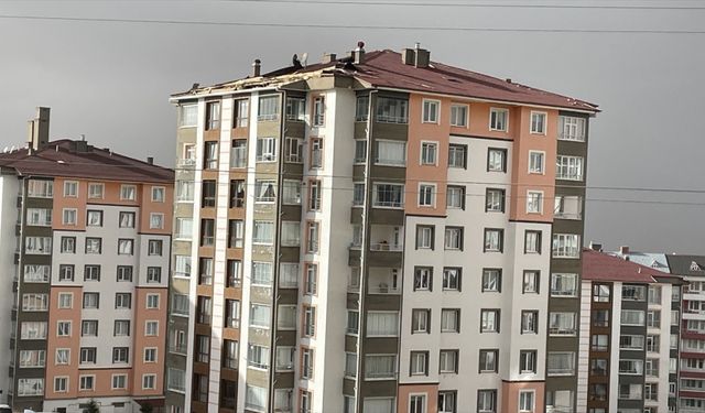 Yozgat'ta kuvvetli rüzgar nedeniyle uçan çatıdan kopan parçaların isabet ettiği kişi yaralandı