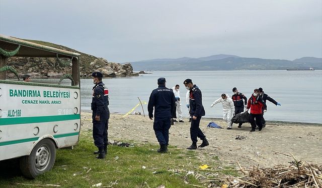 Bandırma'da sahile vuran erkek cesedi kargo gemisinin mürettebatı mı