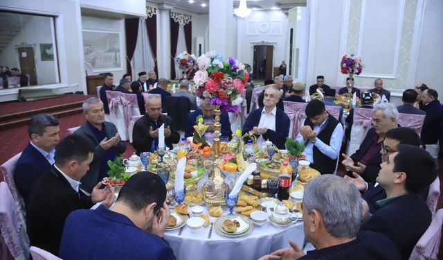 Özbekistan'da aileler ramazanda "ağız açar" iftarlarında bir araya geliyor