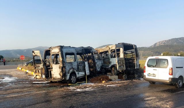GÜNCELLEME - Muğla'da iki minibüsün çarpıştığı kazada 4'ü ağır 14 kişi yaralandı