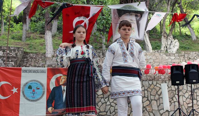 Ödemiş'teki 23 Nisan etkinliğinde Rumen öğrenciler oyun sergiledi