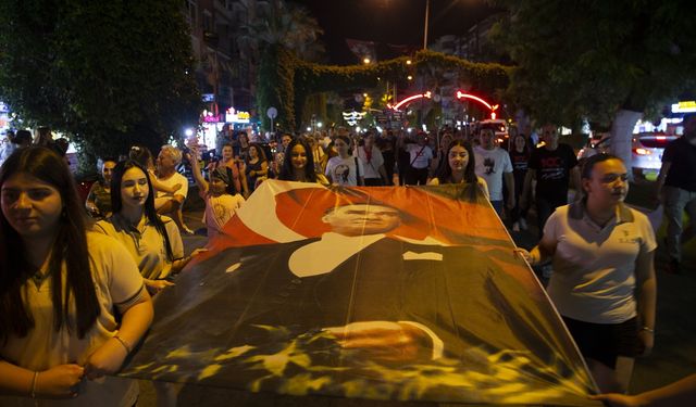 Aydın'da öğretmen ve öğrenciler 19 Mayıs yürüyüşü ile Atatürk'ü andılar