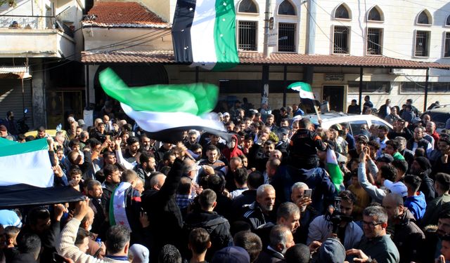 Suriye'de Baas rejiminin devrilmesinin ardından Lazkiye'de Türkmenler ilk cuma namazını kıldı