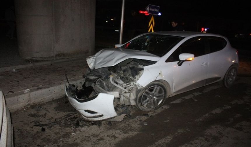 Edirne'de trafik kazası kamyonetle çarpışan otomobildeki 3 kişi yaralandı