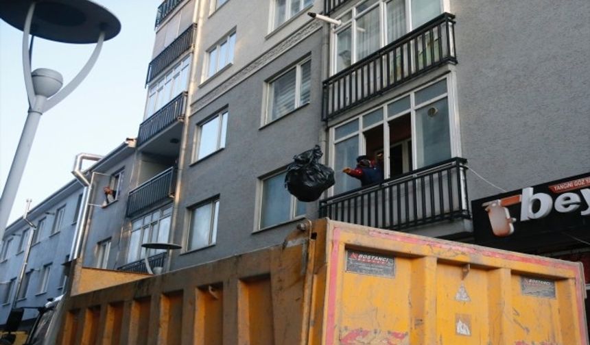 Eskişehir'de bir evden yaklaşık 40 ton çöp çıkarıldı