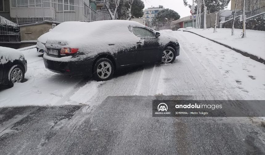 İstanbul'da kar yağışı trafiği olumsuz etkiliyor