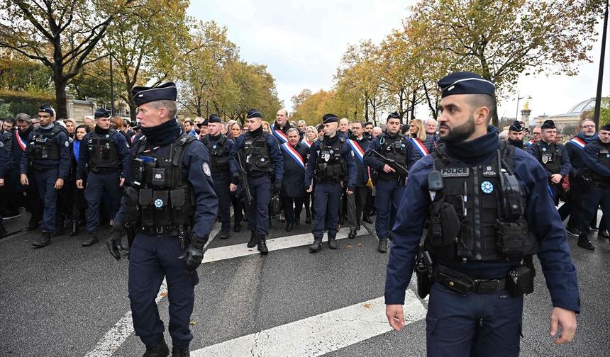 Paris'te İsrail destekçisi silahını çıkararak Filistin destekçilerini tehdit etti