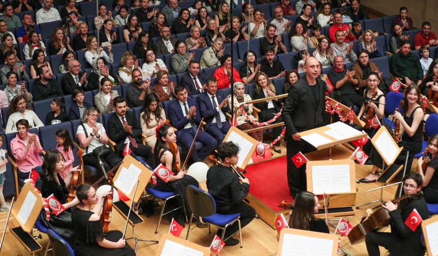 CHP Genel Başkanı Özel, Bilkent Çocuk Senfoni Orkestrası konserini izledi