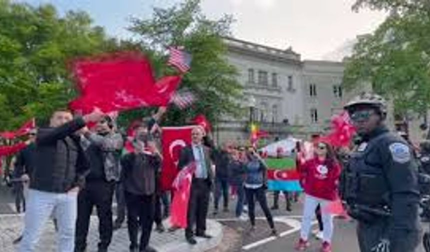 Türkiye'nin Washington Büyükelçiliği önünde 1915 olaylarına ilişkin gösteri yapan Ermeniler protesto edildi