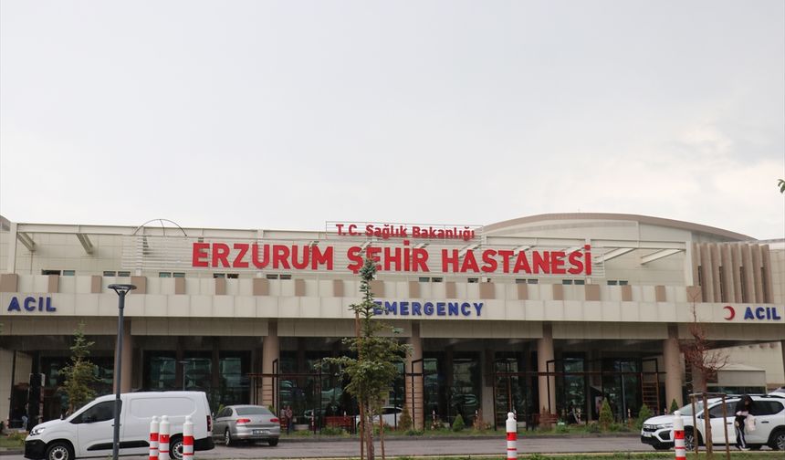 Ağrı'da tüp patlamasında yaralanan kadının Erzurum'da tedavisi sürüyor