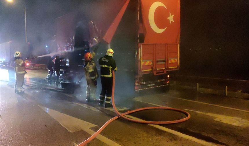 Bursa'da domates yüklü kamyonda çıkan yangın söndürüldü