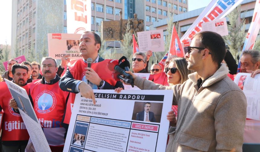 Eğitim-İş'ten MEB Önünde Protesto: Bakan Tekin'e "Gelişim Raporu" Verildi: “Bir Gün Okula Aç Git”