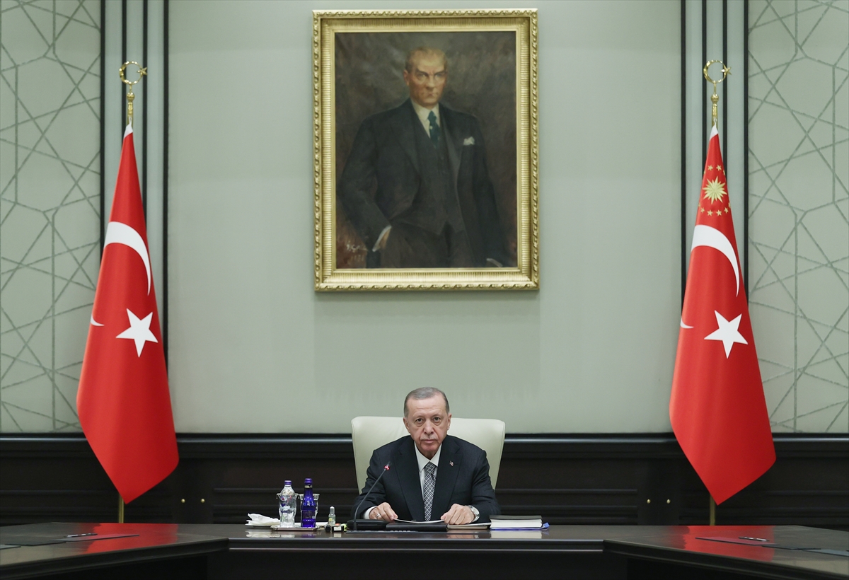 Cumhurbaşkanı Recep Tayyip Erdoğan, gündeme ilişkin açıklamalar yaptı. Memur ve işçi maaşlarını da gündeme getiren Erdoğan, önümüzdeki günlerde yeni müjdeler açıklayacağına işaret etti.